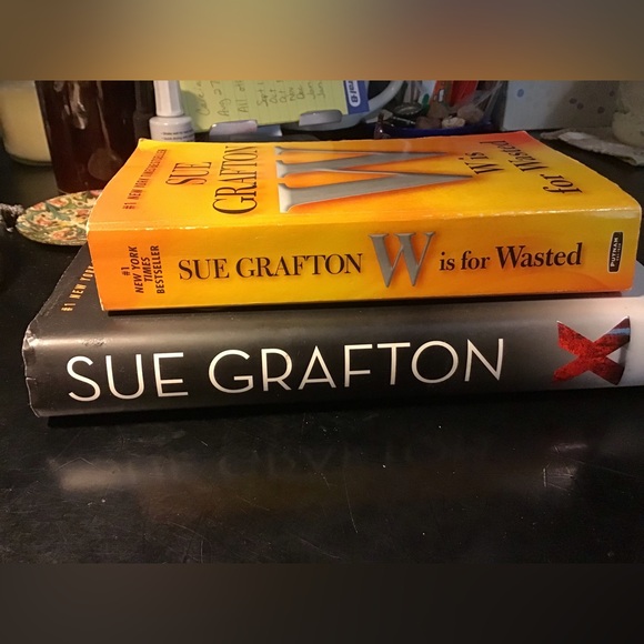 2 Sue Grafton books W and X - Picture 2 of 3